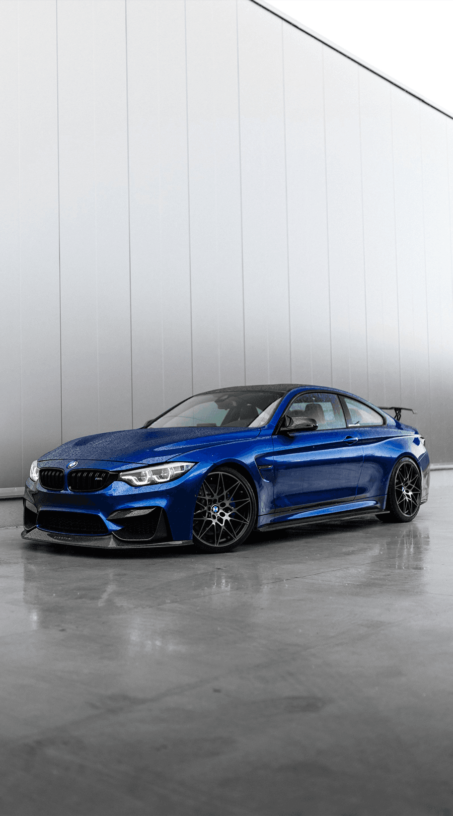 Ein Auto, das in einer Garage geparkt ist